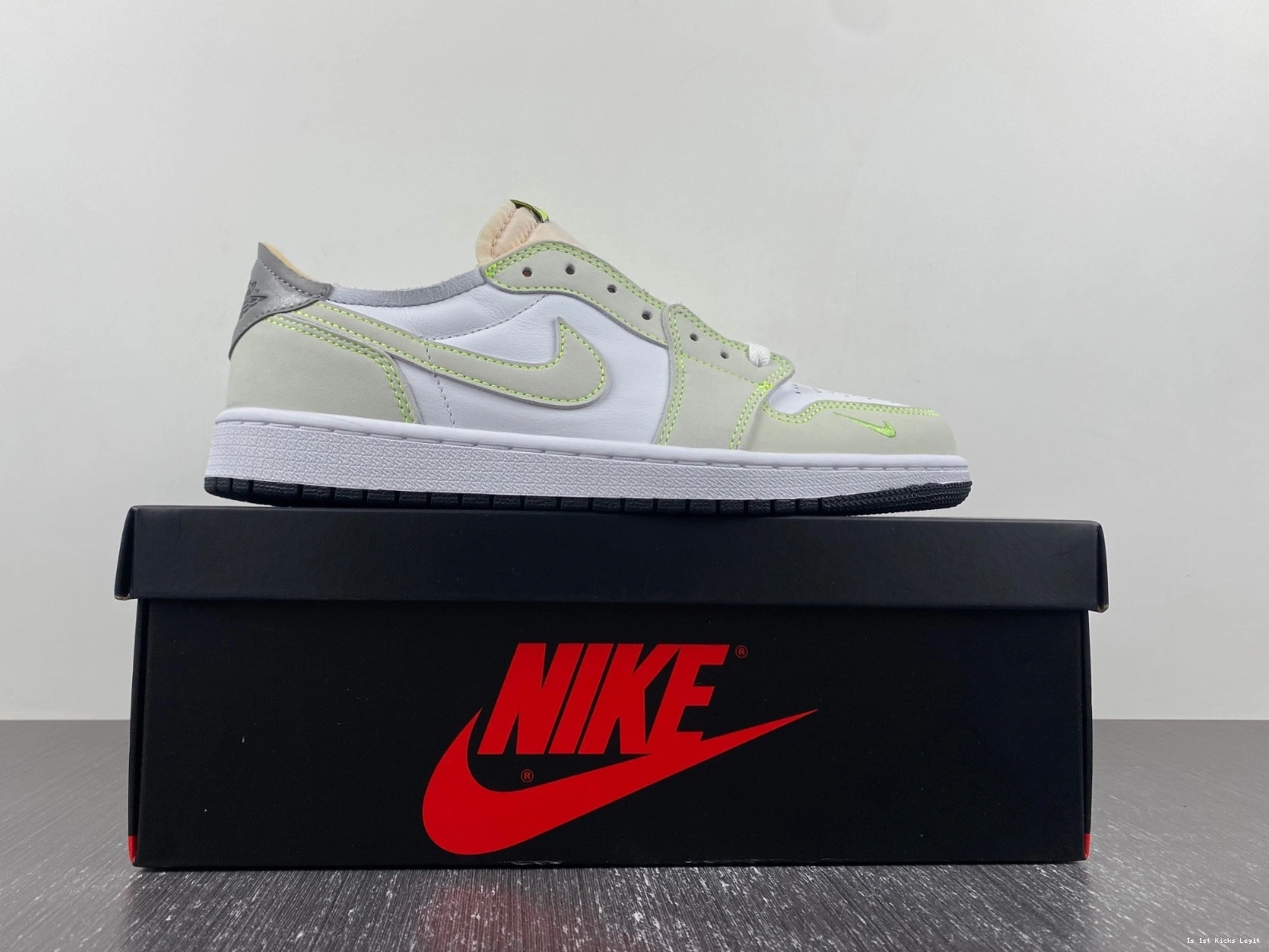  DM7837-103 Retro 1 Low Jordan Green Black White Ghost 1126